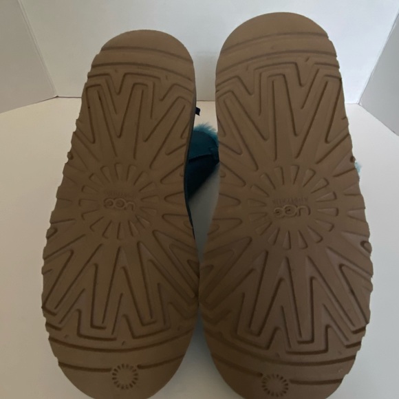 Almost new Ugg boots - Picture 2 of 7